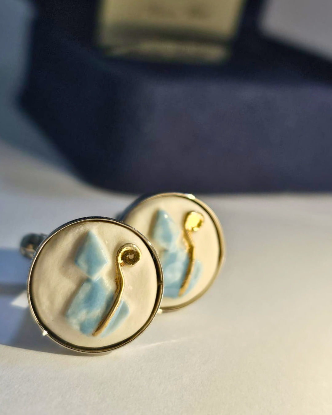 Compra gemelli San Gennaro in porcellana di Capodimonte, simbolo di tradizione